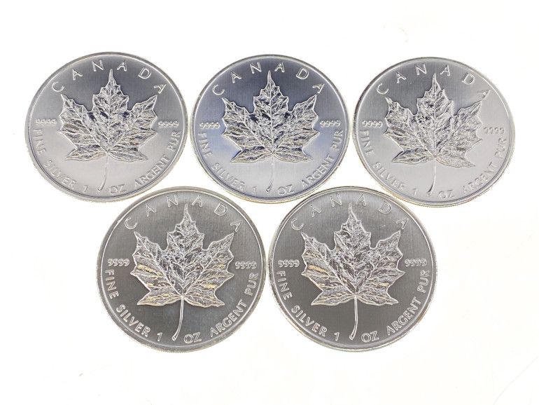 Silver Canadian Leaf Design
